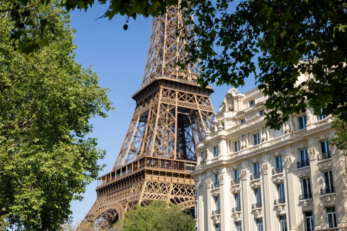 Guida ai trasporti per la Torre Eiffel: migliori stazioni, uscite e percorsi della metropolitana